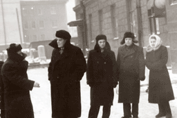 Сотрудники ИЭОПП около здания на Советской 20, где в 1957 г. располагался институт